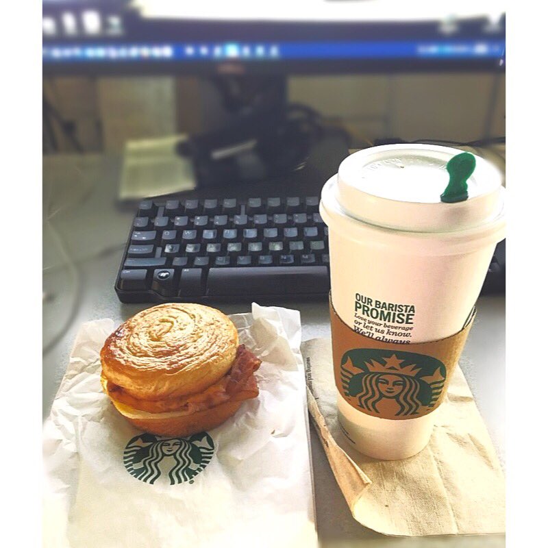 CCSUDining's tweet photo. Thursday Morning #Venti ☕️& DOuble Bacon🥓 Breakfast Sandwich from @Starbucks in @CCSU_Library #LIVIN #CCSU @CCSUToday #ccsudining 🙌 https://t.co/9N4PzH91B8