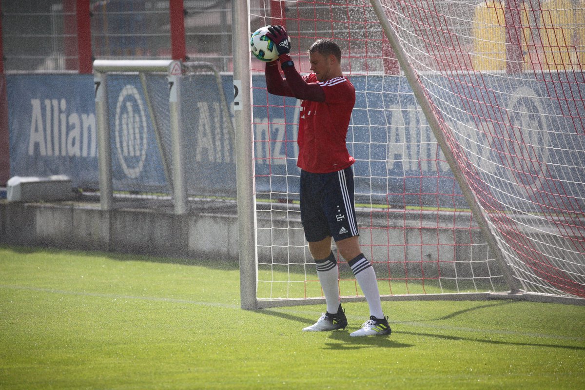 .@Manuel_Neuer wieder am ⚽️. 👍 ➡️ fc.bayern/NeuerwiederamB… #FCBayern #MiaSanMia