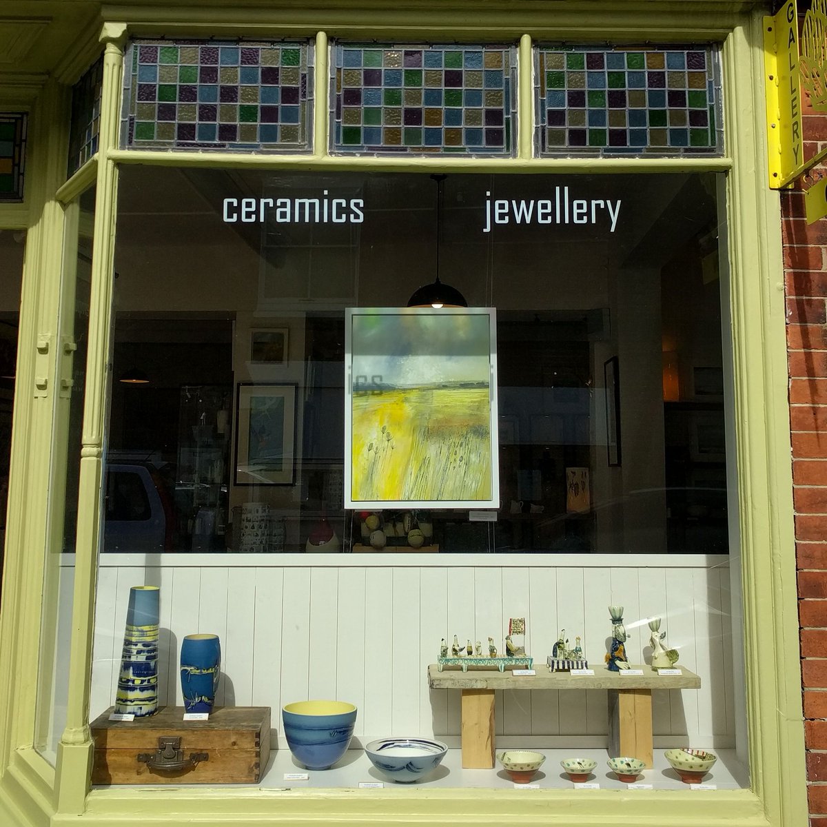 Couldn't resist sharing this splash of sunshine in the window @ArtichokeGlry this morning
.
#ruthtaylor #rowenagilbert #alialldis