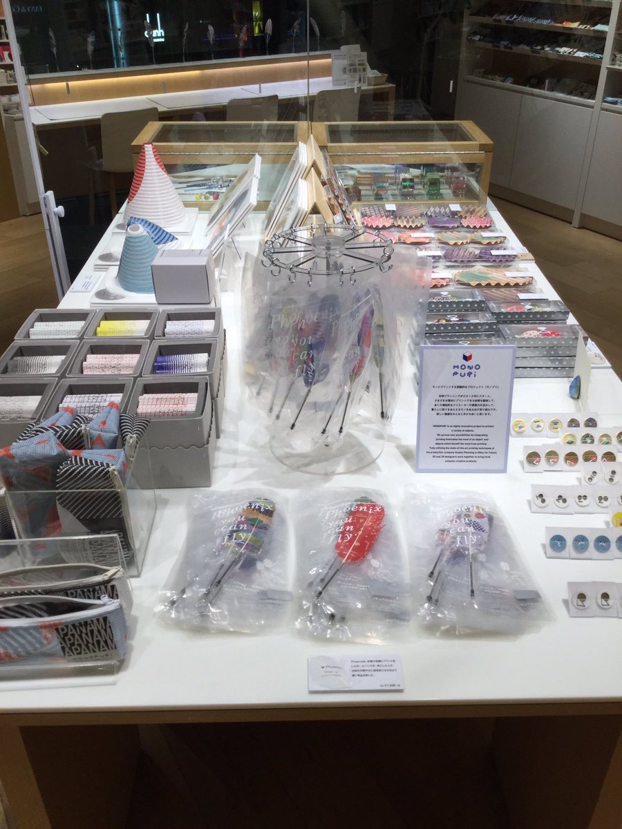 itoya_buyer's tweet photo. 羽根がソラを舞ってお出迎え。
色んなモノに特殊印刷施すのが得意なブランド、その名も「モノプリ」。POP UP SHOP先程完成ッ!じっくり見に来て。日本の凄い技術手に取って見れます。〜8月17日迄。G.Itoya2F write&post にて。#itoya #monopuri https://t.co/Bh2QRwS7uZ