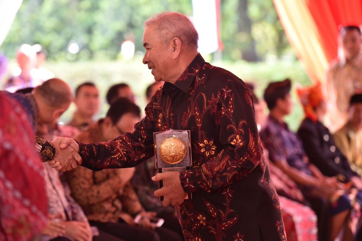 teddyAG2018's tweet photo. Selamat buat Kabupaten OKU utk piala Adipura, wujudkan OKU maju dan terdepan, bersih kota nya nyaman warganya @BeritaOKU @baturajaonline https://t.co/oxj4lU7AdV