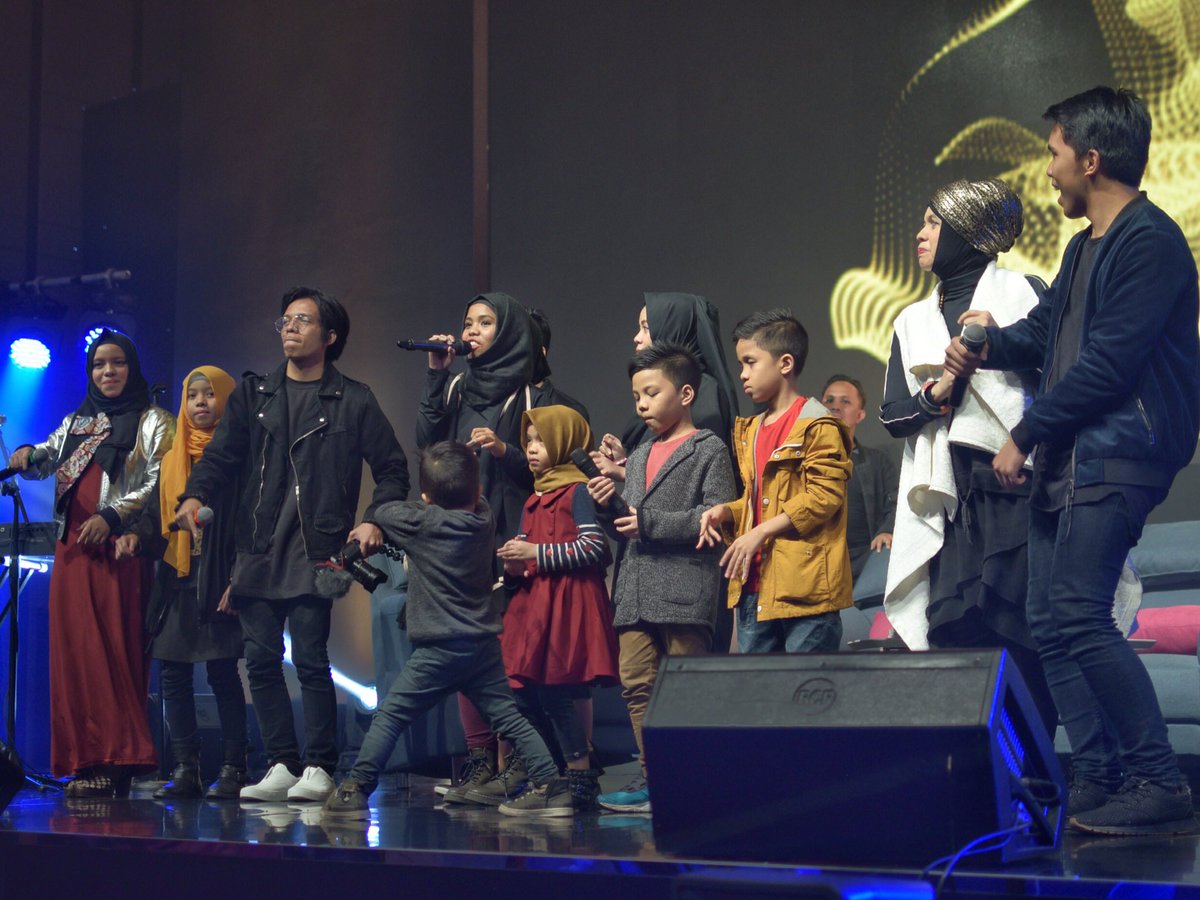 PermataBank's tweet photo. Keluarga @genhalilintar sedang menunjukan kekompakan mereka dalam berbagi suara di #WealthWisdom2017 https://t.co/keN4kbE43G