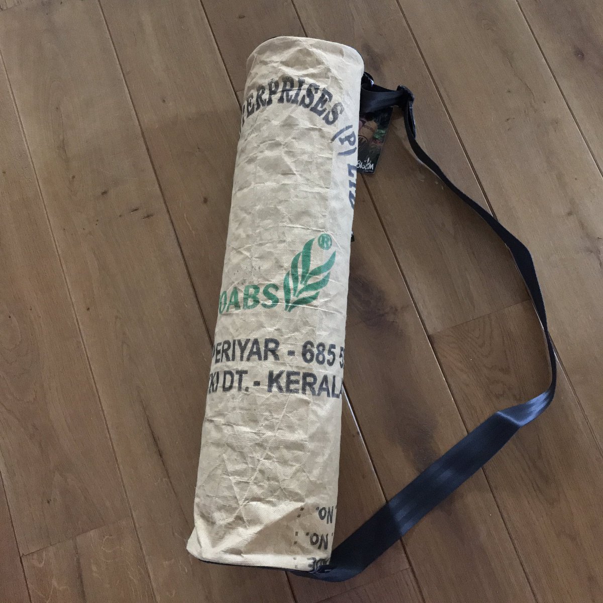 Check deze yogatas van gerecyclede theezakken uit India. #duurzaam #recycling #uniek #fairtrade <a href="/dezwevendehemel/">Jiva</a> @jivaspiritual.nl
