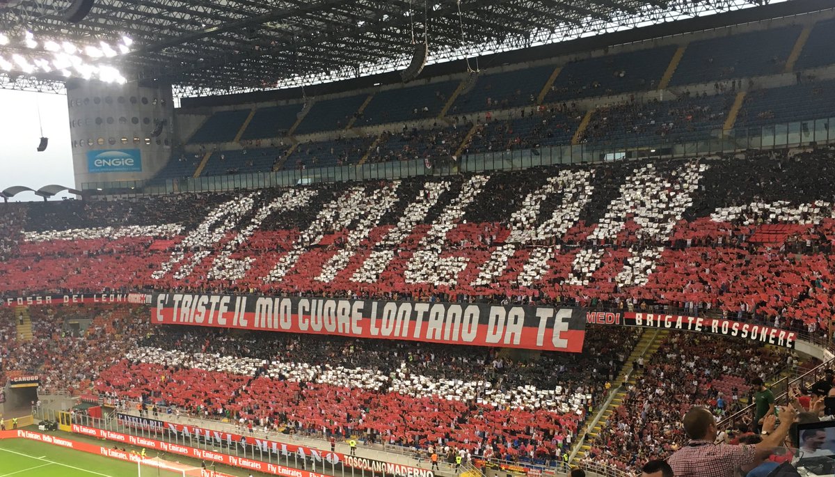 SimoneGambino's tweet photo. "È triste il mio cuore lontano da te": è davvero risbocciato, più forte di prima, l'amore dei tifosi rossoneri #MilanCraiova https://t.co/37uBs4ZAjd