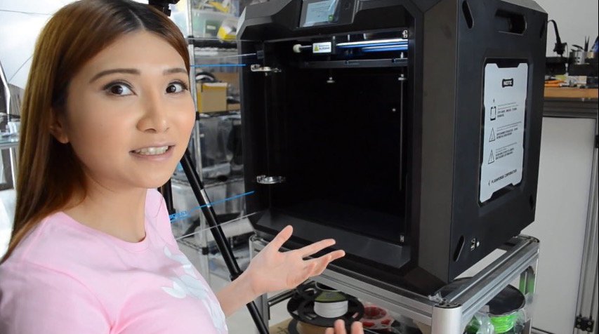 Naomi Wu (<a href="/RealSexyCyborg/">Naomi Wu 机械妖姬</a>) unboxes the new #FlashForge #Guider2. Read more and watch video at ow.ly/mrex30e9cZM #3Dprinting