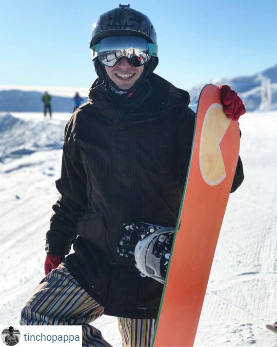 OpticaLOF's tweet photo. Súper canchero @Tinchopappa disfrutando de la nieve con sus antiparras de @absurdargentina de #OpticaLOF 😎☃️ https://t.co/3RdTLHWpJK