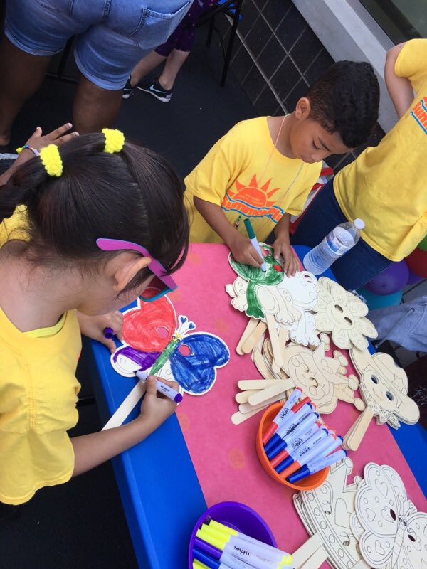 ElliottSummerPl's tweet photo. Fun day ! #bouncyhouses #crafts #grilledfood #icecream 🎈 🌈Thank you @Aspira @Npsvoices @summer_plus @ELT_Newark https://t.co/AunJuMhLV4