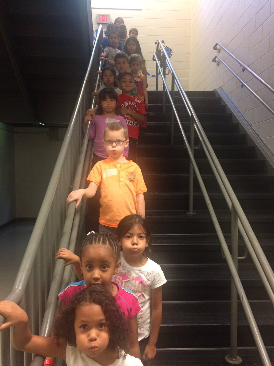 AVazquezclass's tweet photo. Practicing excellent hallway behavior #greatbubbles #happiestschoolincobb https://t.co/PRp176mh38