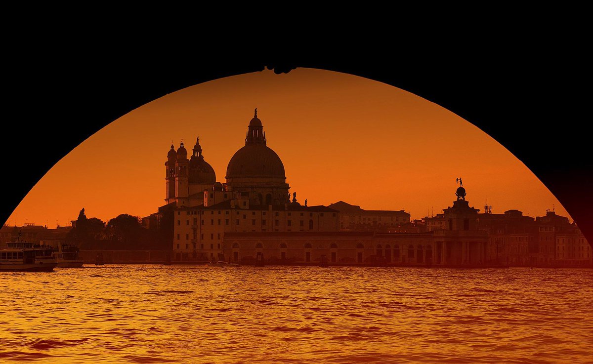 Waiting for the sunset like every day 😍🌅
#venice