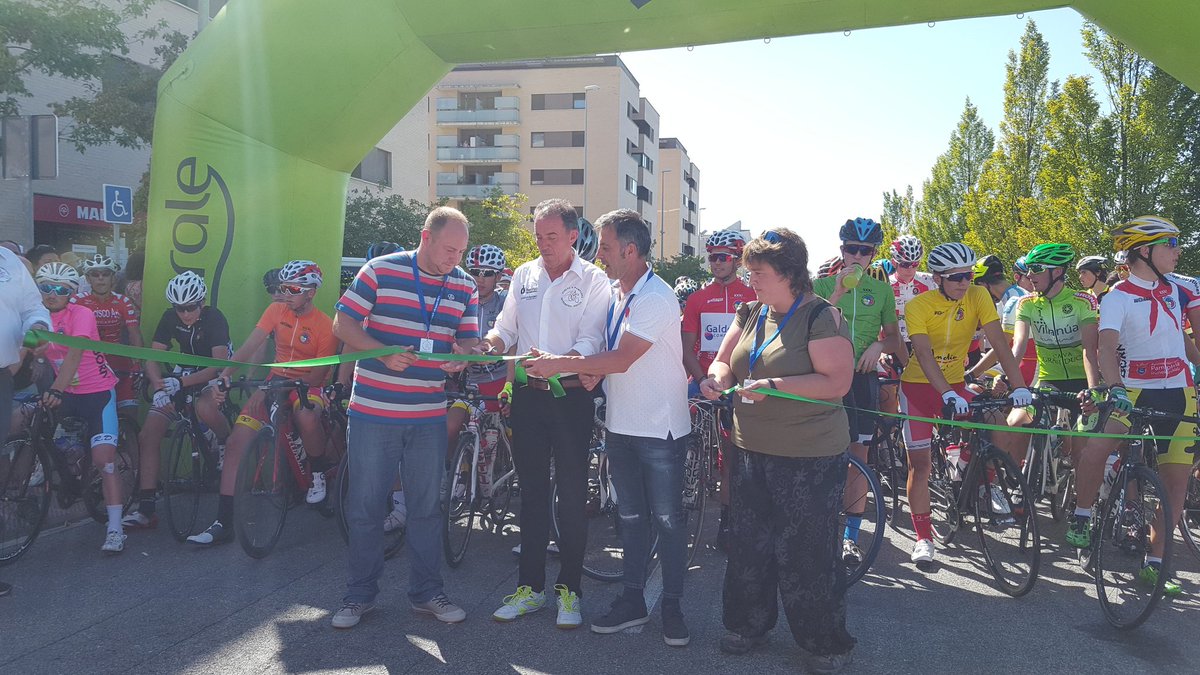 Corte de cinta 3a etapa #vueltaPamplona  Sarriguren-Alto de Txoribar. Con <a href="/alfonsoetxebe/">alfonso</a>  <a href="/josorduna/">Joseba Orduña</a>  y Sánchez <a href="/CcErmitagana/">CcErmitagana</a>