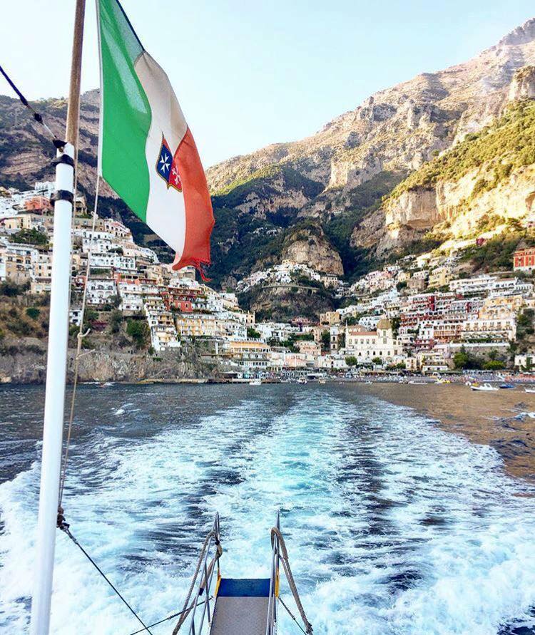 LeSirenuseHotel's tweet photo. Speeding out to sea, with that uninterrupted view of Positano and a glimpse of Le Sirenuse in the distance.
InstaPic: @errebiemme https://t.co/xGoYZhuMEJ