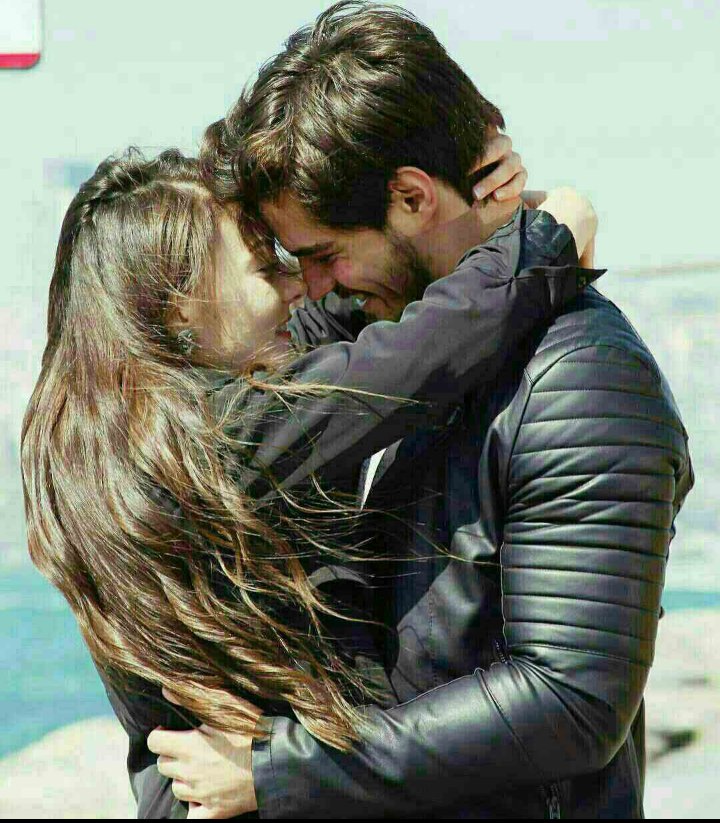 ليس لي السبيل أمام عينيك سوى الاستسلام 
ولن اتوب من ذنب عشقي لك
وسأشنق أرواح الفراق
على مقصلةالحب واقيم صلاة الهمس في محرابك
فبك اكتفيت 💫💖