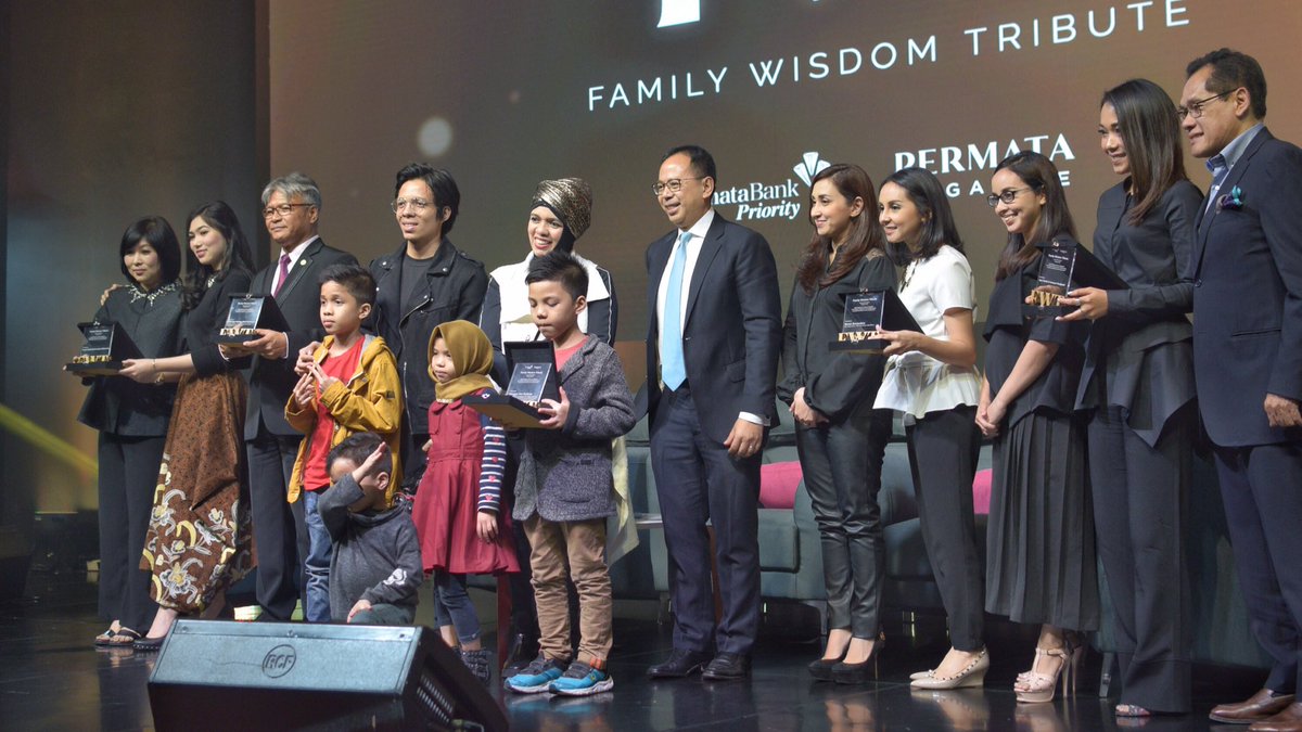 PermataBank's tweet photo. Apresiasi PermataBank untuk para pengisi acara "Family Wisdom Tribute" mengakhiri #WealthWisdom2017 malam ini :) https://t.co/yflpp639Do