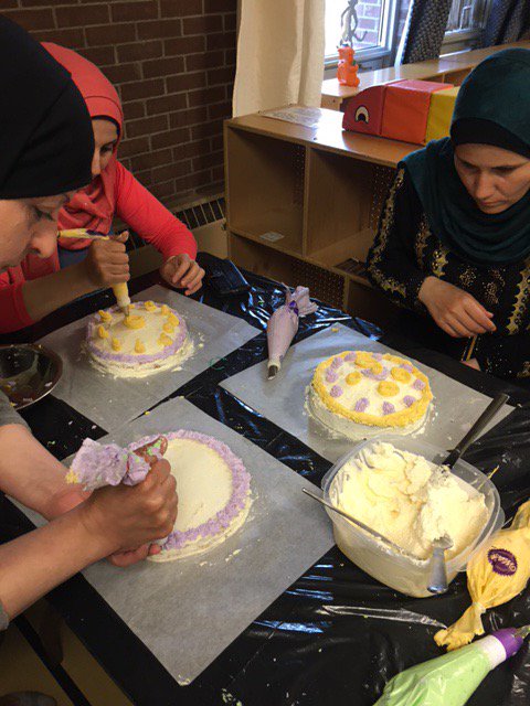 we_are_rsetgo's tweet photo. Our moms made some amazing cakes at the Drop-In on Monday! #readysetgo #momstimeout #cakedecorating https://t.co/jnMsF6C0QV