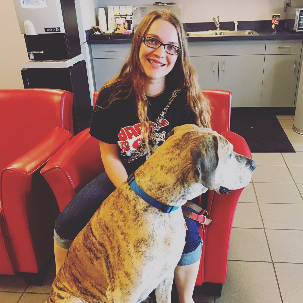 Cardinal_STL's tweet photo. Allison has some great company 🐶 while she waits for her tire change! #furbabies https://t.co/REx3B0GwJI