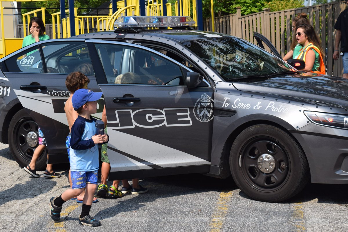 bayviewglen's tweet photo. Safety day @bvgdaycamp! Thanks to all our friends from @TorontoPolice for the visit. #staysafe https://t.co/n9DI5rMi5l