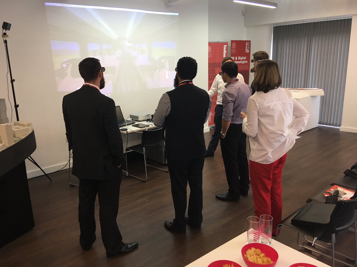 clairekleaman's tweet photo. Evening session at @HobsStudio #3DExperts #VR https://t.co/QF5faQ7z08