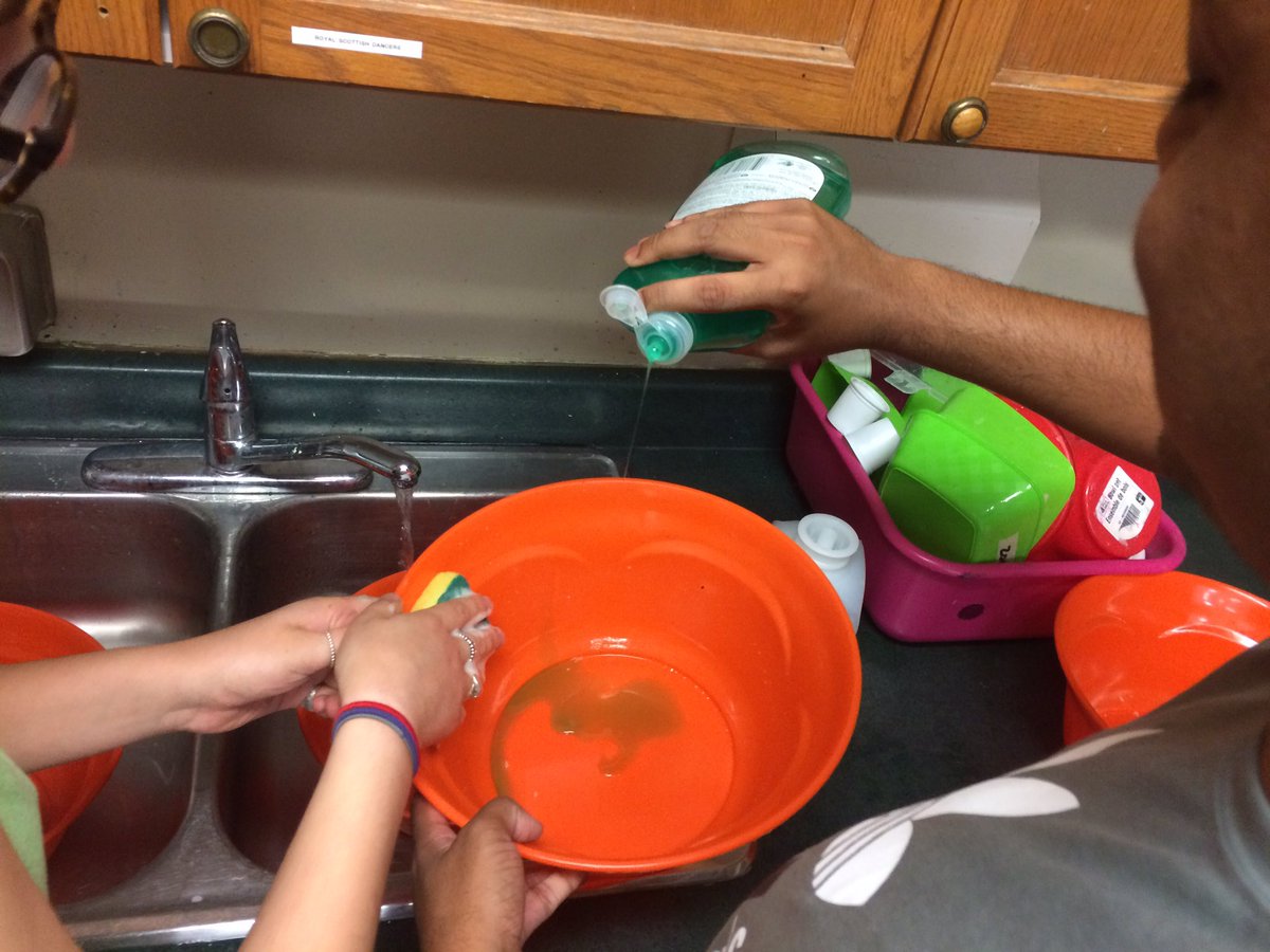 pixiestix2019's tweet image. Step 1: empty chips from bowl. Step 2: wash chip bowl. Step 3: clean and shiny bowls!!! @jawbreakers2017 @Lollipops2017 @banburykidscamp