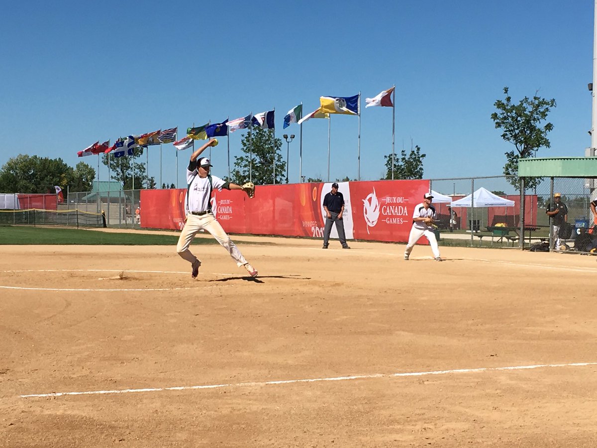 TaylorSmith_G's tweet photo. Taking in some #CGSoftball today. @Team_EquipeNB vs @TeamToba #JCG2017 @softballnb https://t.co/ZCurVyXdIS