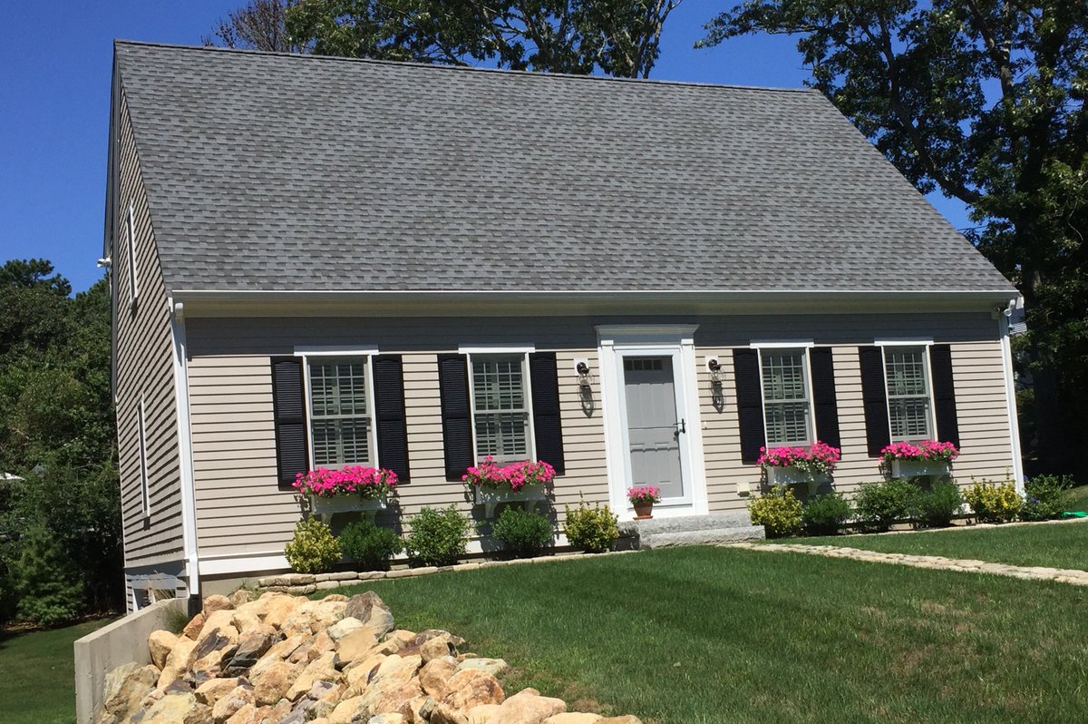 seashorehomescc's tweet photo. All dressed for summer! #customhomes #capecodrealestate #capecodhomebuilder #weloverealestate #welovecapecod #windowboxes #alldressedup https://t.co/tx5eSrW1vW