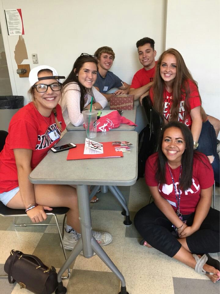 CalhounUC's tweet photo. Throwback to last year's Calhoun Hall Executive Council.  Learn how to get involved in Hall Government when you move-in! https://t.co/IrlDxverD8