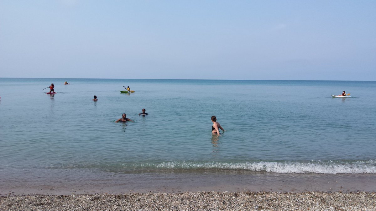 ChariteLeo's tweet photo. Pause canoë au bord du #lachuron! Une bonne activité sportive pour relâcher la pression de la ville! #CampLEO @TorontoFdn @mflalonde https://t.co/sKen2ZNFgD