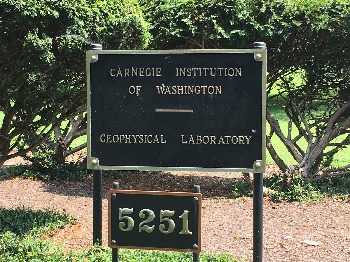 Javier_Montiel1's tweet photo. At the Carnegie Institution of Washington Geophysical Laboratory @SmithsonianScie #sseats17 https://t.co/GABDrK38Iv