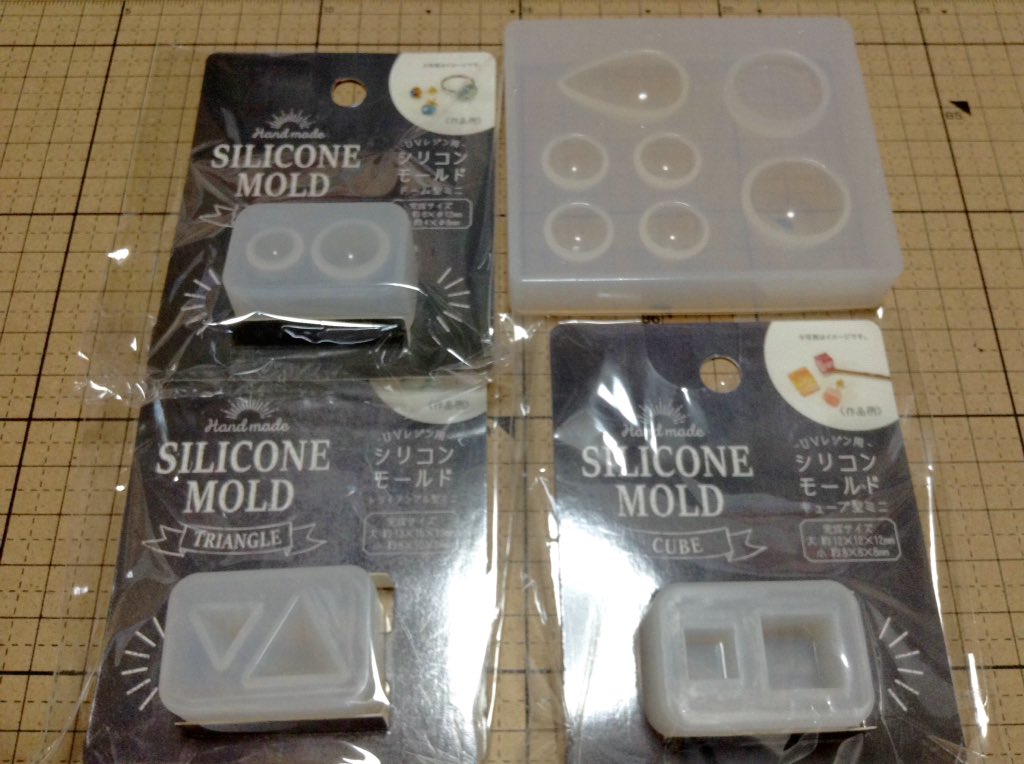 ゆずぽん ハンクラ垢 Twitter वर 本日の戦利品 行った先々で探し物が見つからなくて 代わりに別の物を新発見して帰るパターン セリアで５連台座のヘアクリップ キャンドゥでミニ３ｄモールド３種 半球と立方体と三角錐 右上は比較のためダイソーの丸型