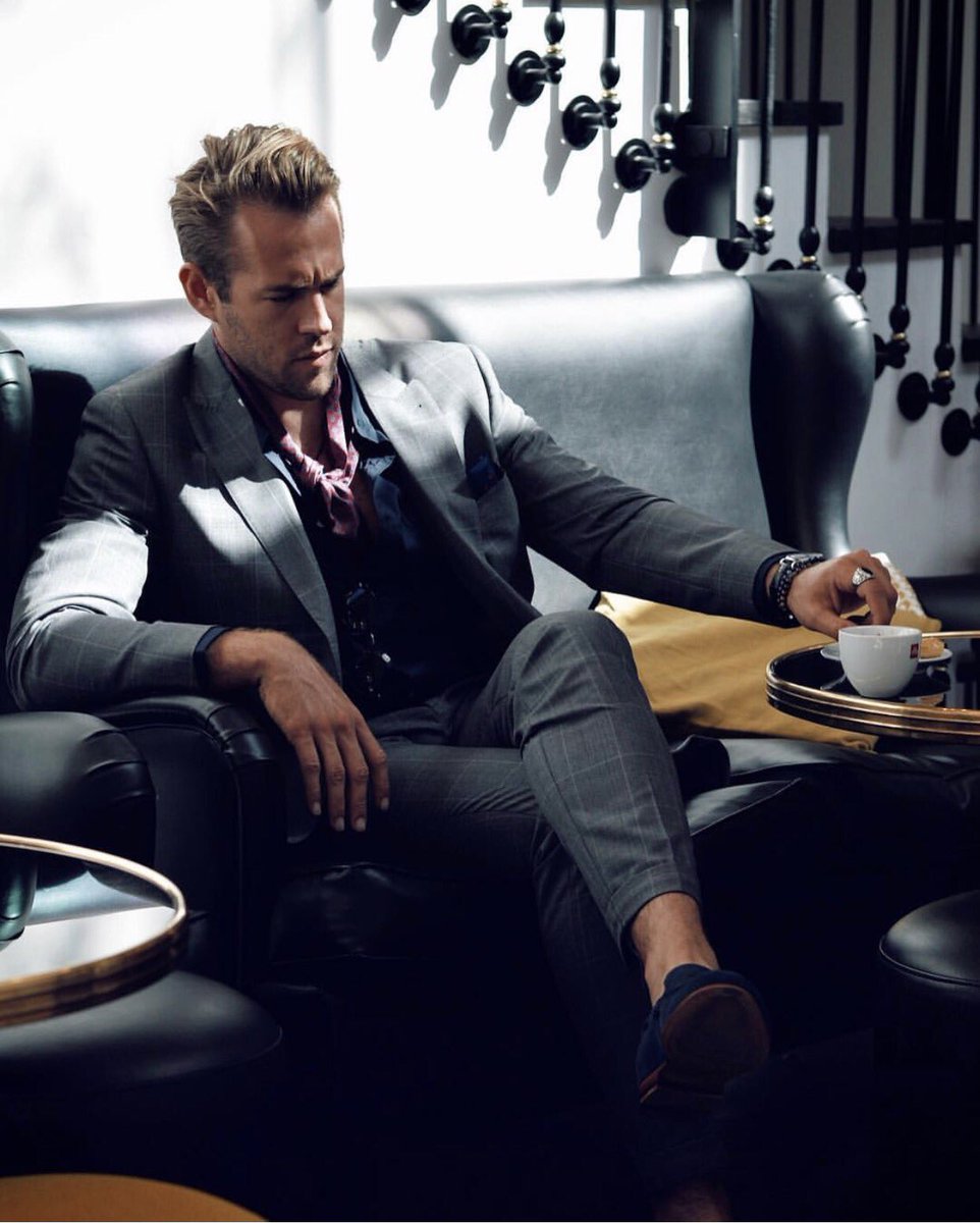 In the dog days of summer even we respect going sockless with some blue suede shoes. We won't tell anyone. 👔👞
📷: <a href="/shaunbirley/">Shaun Birley</a>