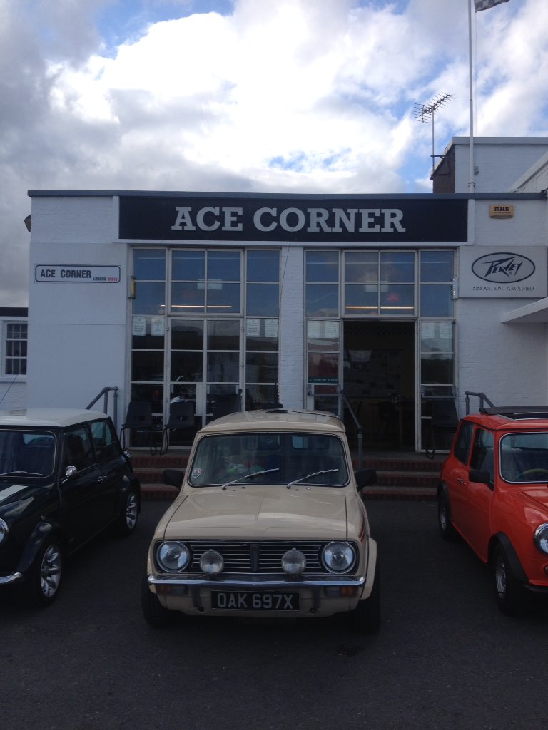 MariotheMini's tweet image. @MariotheMini here at @acecafelondon with @heroyoshimoto @TheFendek @Notrom_g great #classicmini venue and enjoying some great food