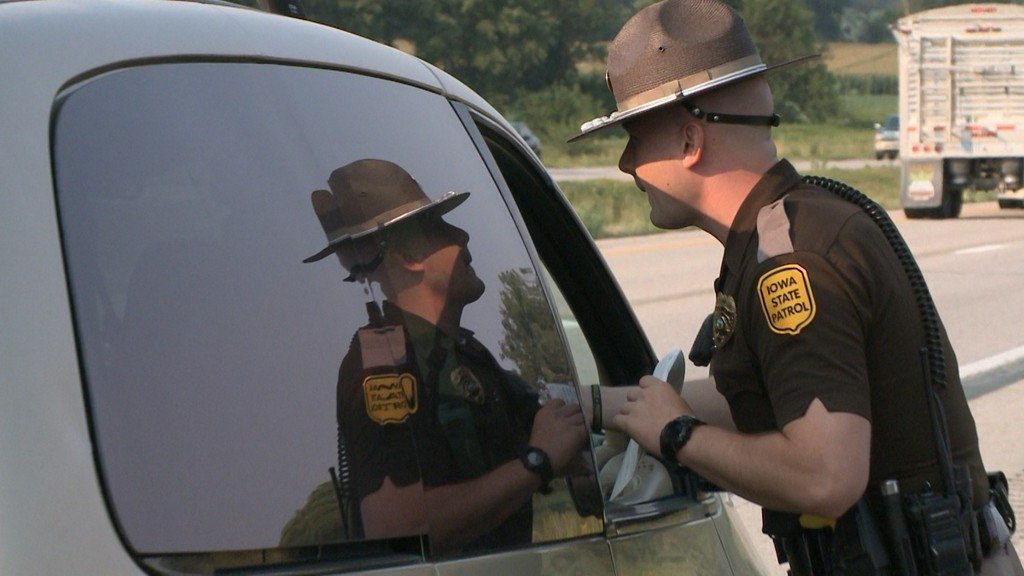 KCCINews's tweet photo. Iowa State Patrol cracks down on texting while driving https://t.co/C0zpRHgPpk https://t.co/KRsH8uOAT1