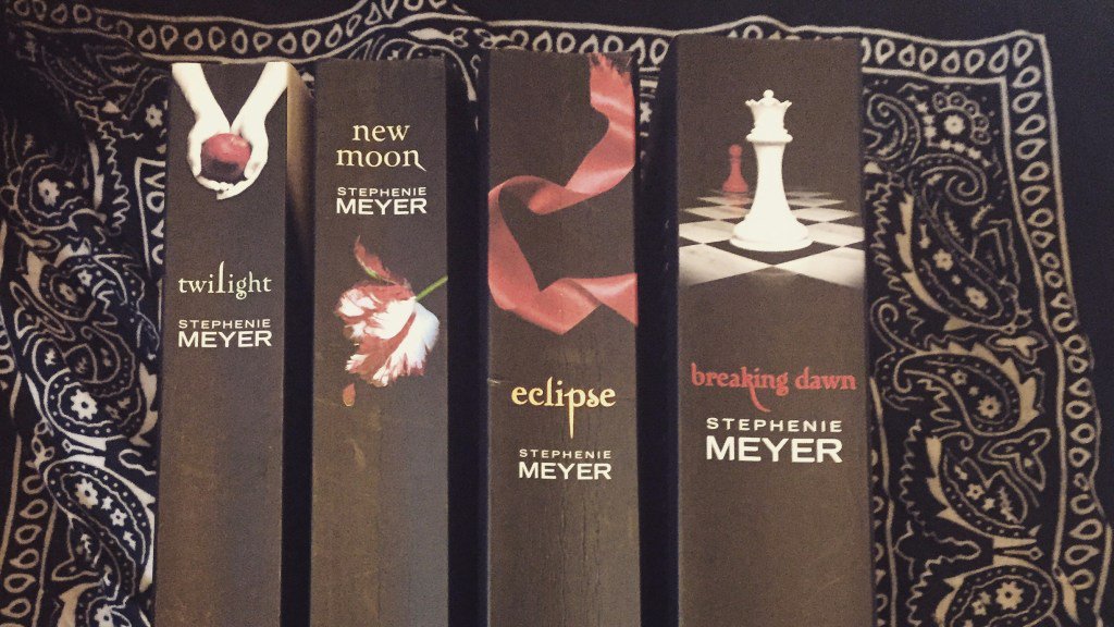 ReadingCorner93's tweet photo. Eclipse – Stephenie Meyer. https://t.co/cTlGiH0djf https://t.co/UlALwXW09J