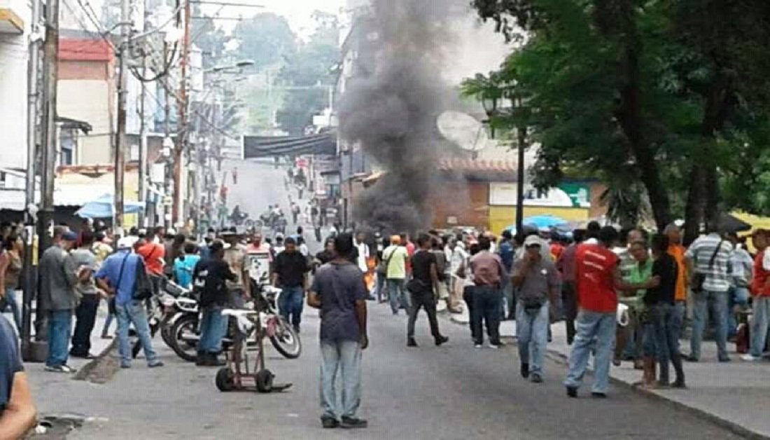 ElPitazoTV's tweet photo. #Miranda | Paralizado comercio de Santa Teresa por temor a ser blanco de manifestantes https://t.co/hoZ4fRbH7h https://t.co/3awFjwT97Q