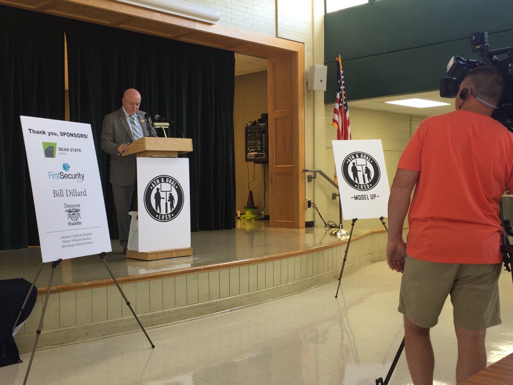 ArkansasLearns's tweet photo. .@lrsd Super. @MichaelPoore1 announces privately funded 6th grade football. Led by @fitzhill. #6th&amp;goal #modelup https://t.co/ARt3Jwy5qv
