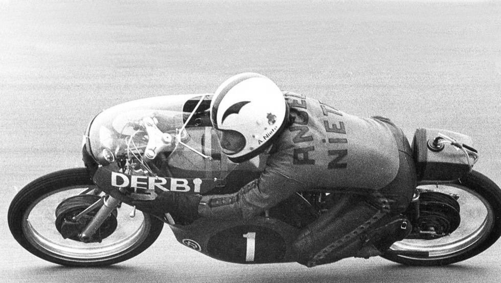 outlet_stunt's tweet photo. Jornada Negra
12+1 Mundiales
90 Victorias
139 Podiums
1 Leyenda 1 Vida
Gracias por todo Ángel Nieto https://t.co/DoBNdkV4F1