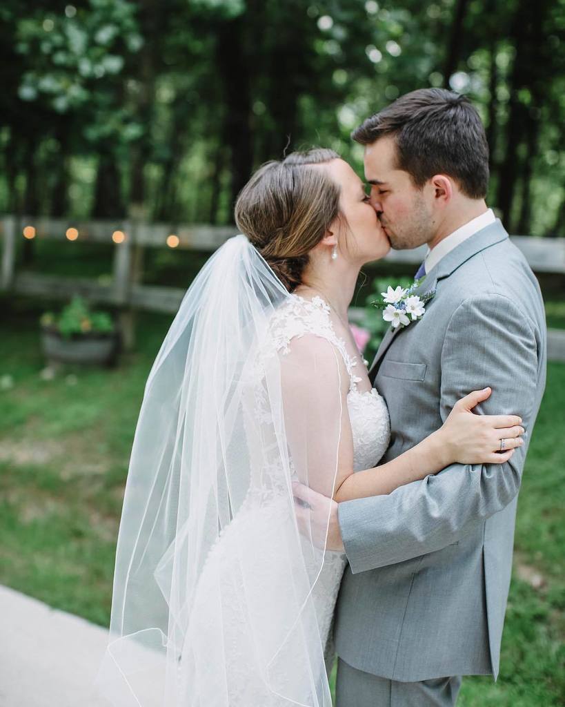 rachelshank_'s tweet photo. Don't mind me, I'll just be over here swooning over our wedding pictures. πΏ
π·: @jenniferwoodbery
#switchtoshank #j⦠https://t.co/PwjWUnKLAN https://t.co/vhSDfCn9Rq