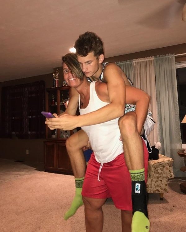 ChrystalWells11's tweet photo. #heneededalift #only8inchestaller #piggybacking #itswhatmomsdo https://t.co/kjbefWTkYW
