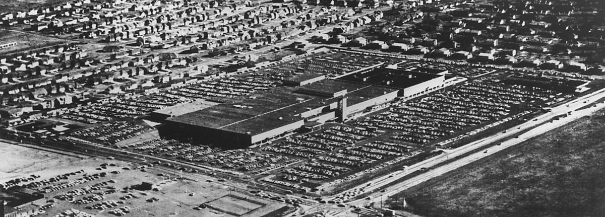 JoCoMuseum's tweet photo. On this day, 50 years ago, Metcalf South Mall opened. The mall had 62 stores and a parking lot that could hold 4,500 cars.#TBT #MetcalfSouth https://t.co/Id2JBxOTVR