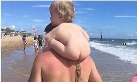 Солнечные ванны для детей. Малыш загорает. Загар на даче. Малыш на пляже. С папой загораем.