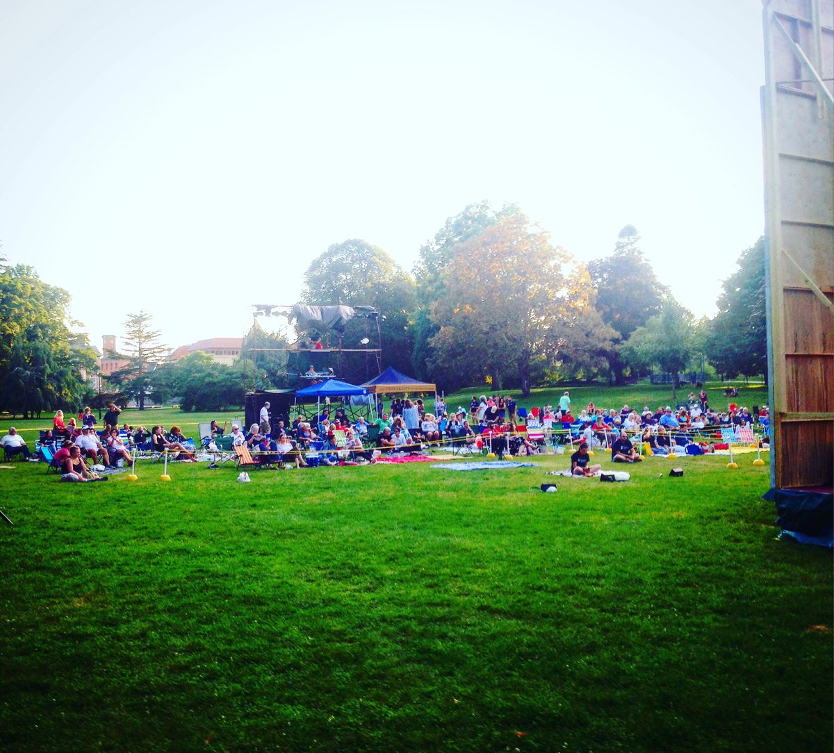 JonLPeacock's tweet image. A good crowd an hour before curtain, and it keeps growing! #TwelfthNight #Shakespeare #ShakespeareInThePark #Westerly #RhodeIsland