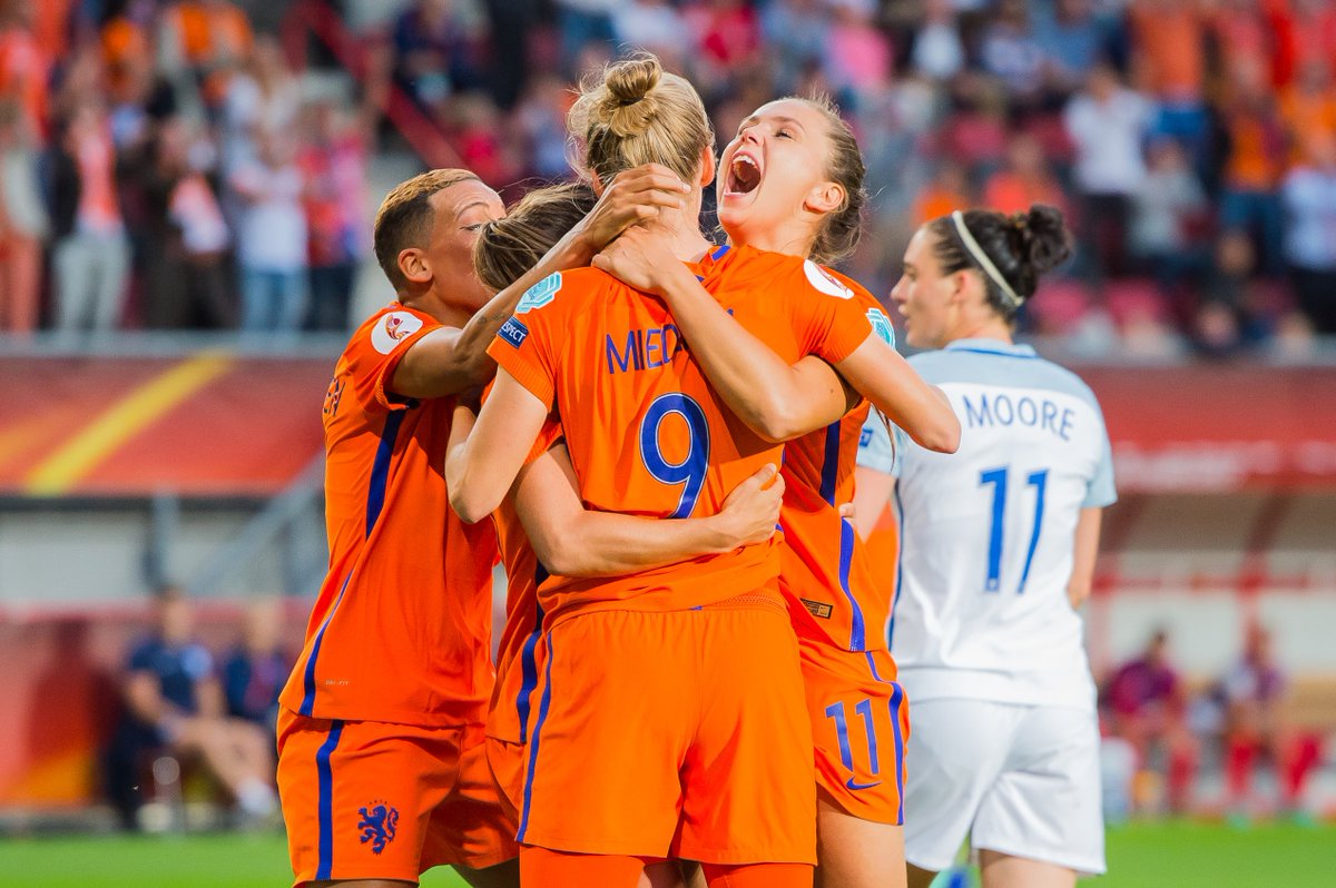 VI_Vrouwen's tweet photo. Het is rust in Enschede! Vivianne Miedema maakte de enige treffer in de eerste helft. Oranje heeft een eerste stap gezet richting de finale. https://t.co/fZa7I4JO7k