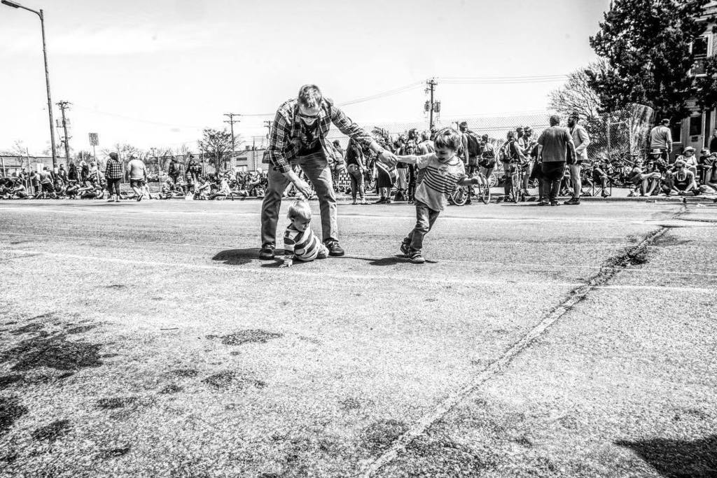 digiTRNSFRMR's tweet photo. That must be a lot of work. #people #maydayparade #mayday2017 #minneapolis #blackandwhite #people https://t.co/JN8kRv7AYt