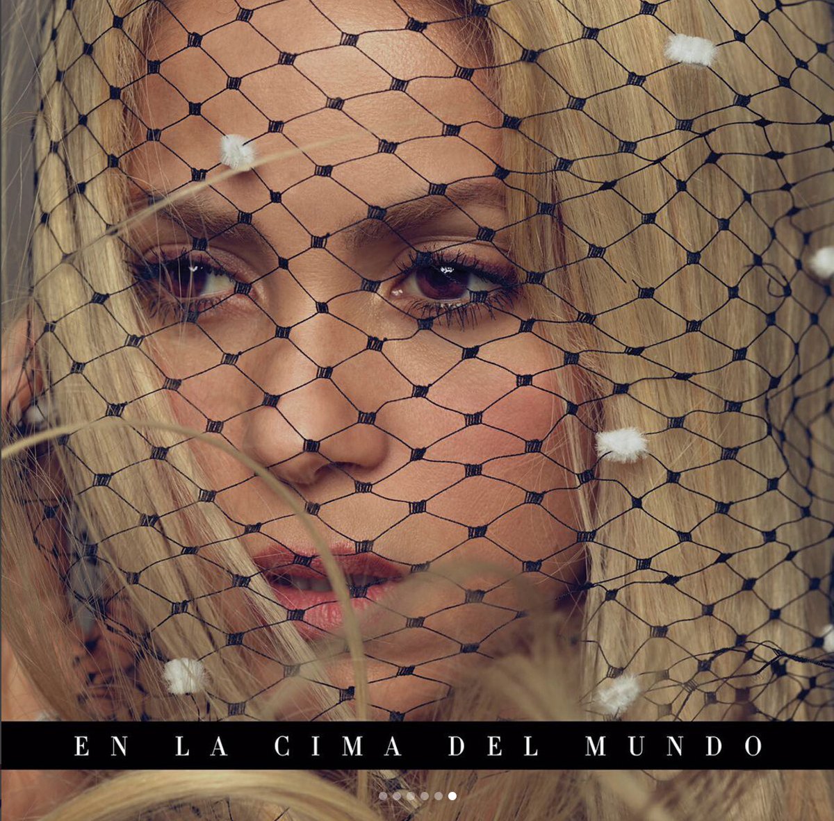 shakira's tweet photo. Nos complace mucho poder anunciar que Shakira es la protagonista de la edición de Agosto de la revista @HarpersBazaarmx! ShakHQ https://t.co/vTiHc6X361