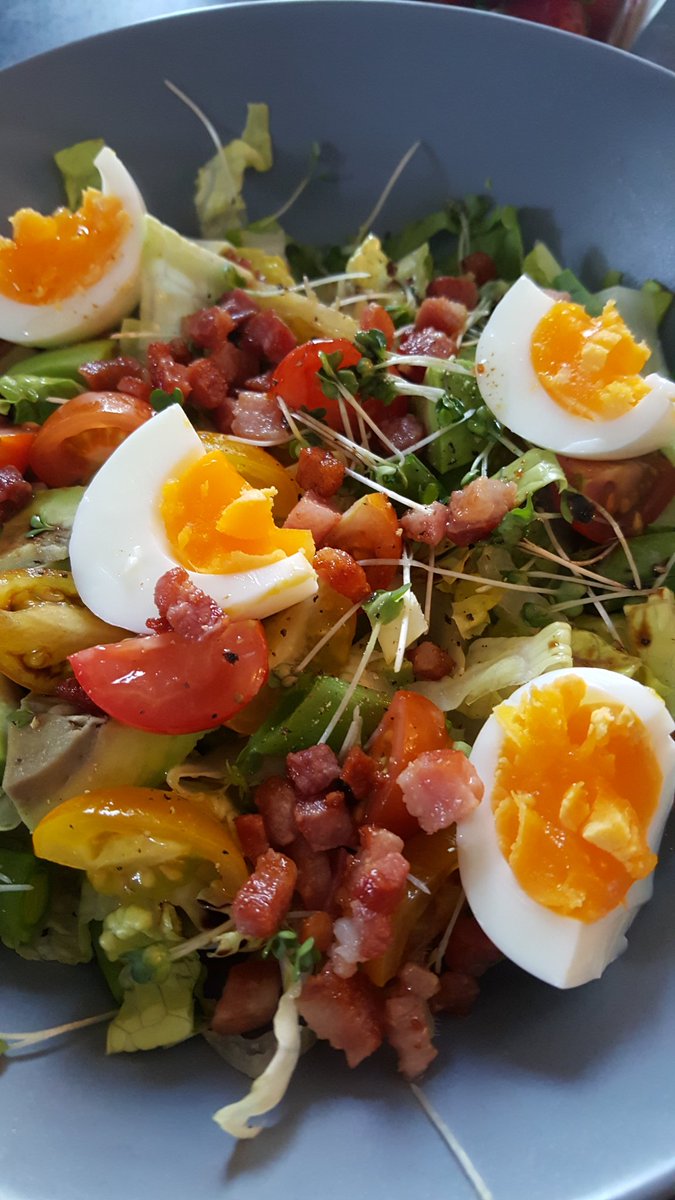 TodayICooked's tweet photo. Bacon, egg and avocado salad for dinner tonight #balsamic #dinner https://t.co/Q0qxmlTcOt