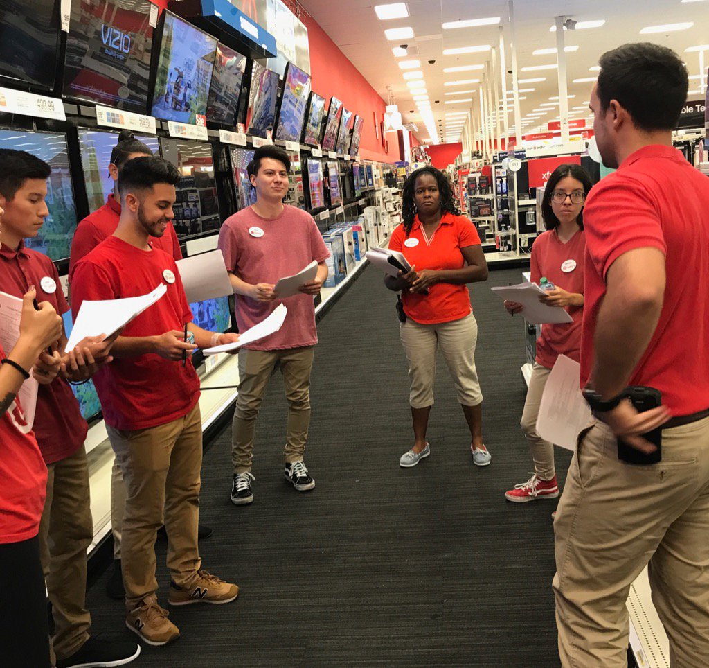 T1805 electronics🎧📷💻end to end service training📓was a success🙌🏼<a href="/carly_tadlock/">Carly Tadlock</a> @juliaodeaHR