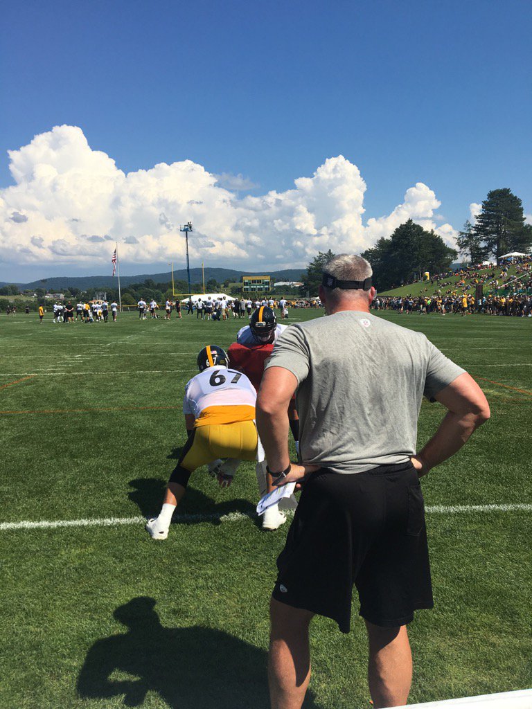 Hall of Famer Mike Munchak overseeing his offensive linemen at #SteelersCamp