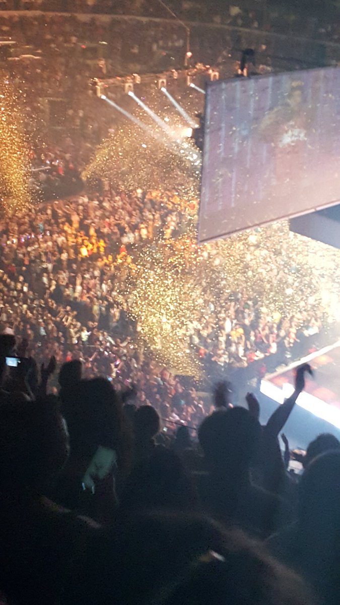 energy106fm's tweet photo. .@BrunoMars made it rain gold last night @bellmtsplace! What a show 😍👌. #24kMagicWorldTour #Winnipeg #MovesForDayz https://t.co/tOtGPL4XqI
