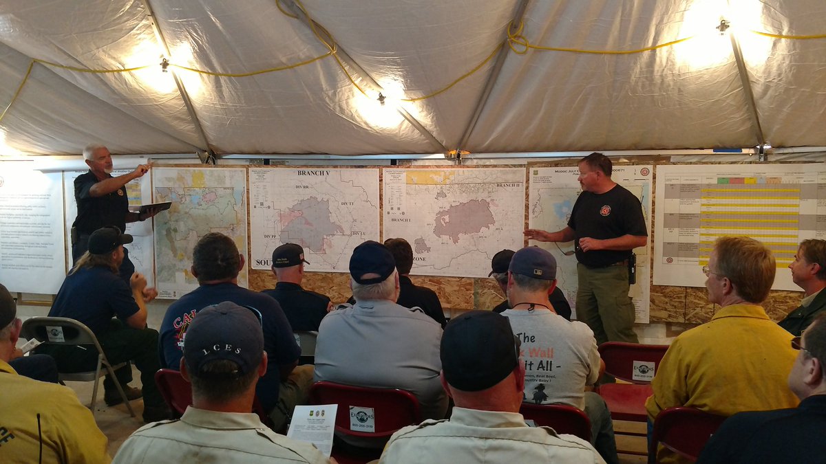 GlennCountyOES's tweet image. Morning briefing #ModocJulyComplex 80,000 acre fire. More than 2200 personnel from across country aiding Modoc County, including Glenn Co.