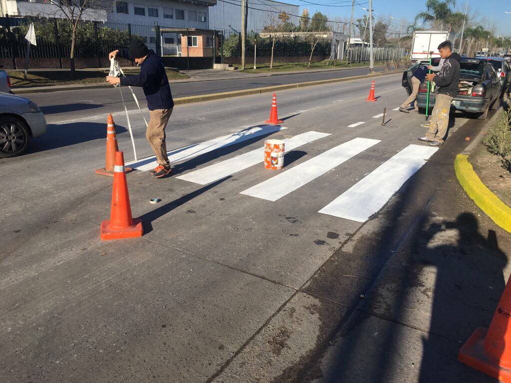 EspaciosPub's tweet photo. DEMARCACIÓN VIAL|Avanzamos en la señalización de sendas peatonales para ordenar el tránsito y mantener el estado de las calles del partido. https://t.co/5VyRJw95WZ