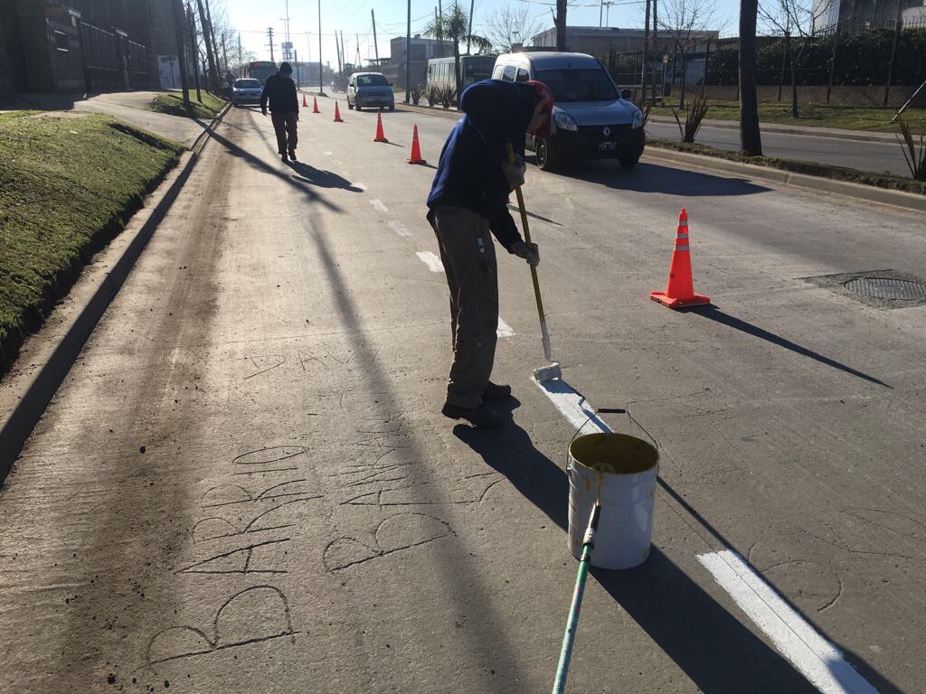 EspaciosPub's tweet photo. DEMARCACIÓN VIAL|Avanzamos en la señalización de sendas peatonales para ordenar el tránsito y mantener el estado de las calles del partido. https://t.co/5VyRJw95WZ